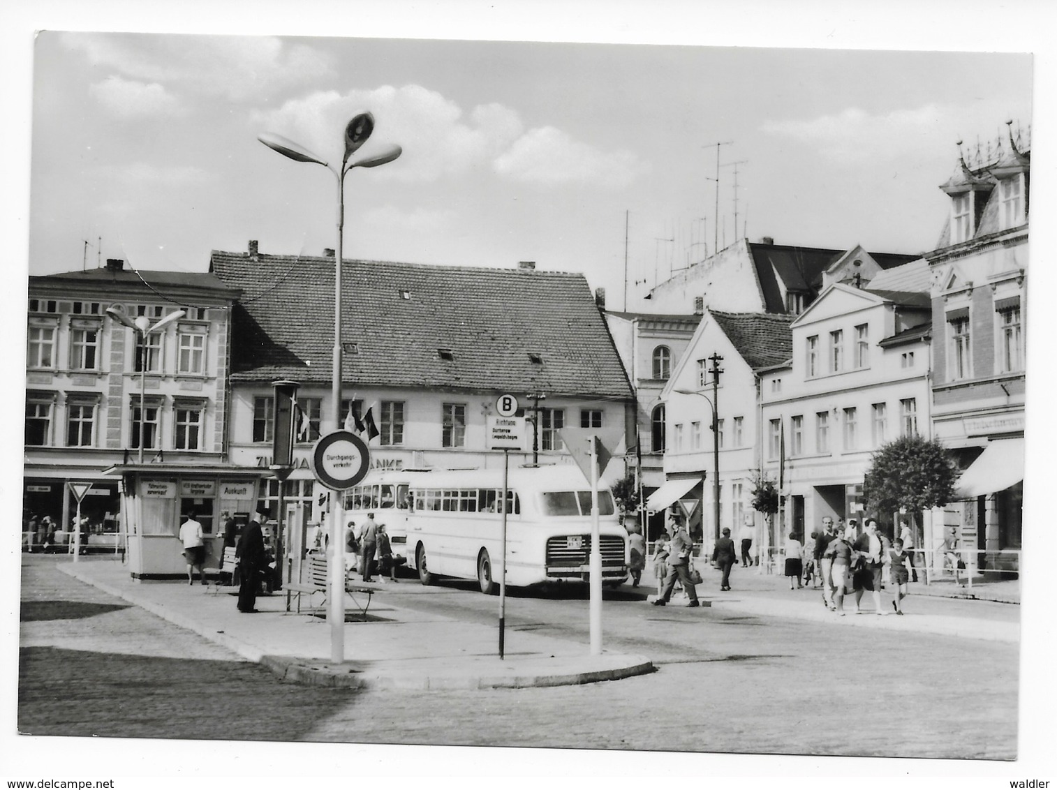 2120  UECKERMÜNDE, KARL-MARX-PLATZ  1972   IKARUS BUS - Ueckermuende