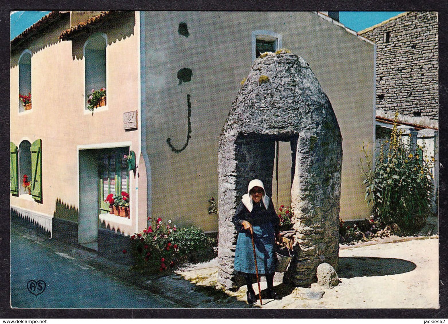 73682/ ILE DE RE, Vieille Femme Au Puits - Ile De Ré