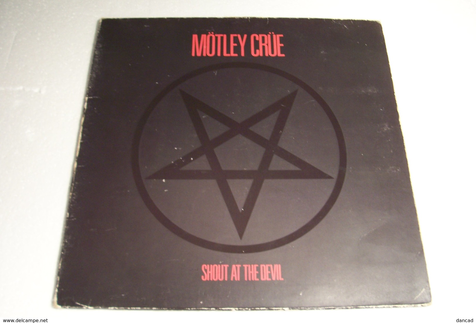 MOTLEY  CRUE  - SHOUT AT THE DEVIL - DISQUE  VINYLE  33 T  -( Année 1983) - - Hard Rock & Metal