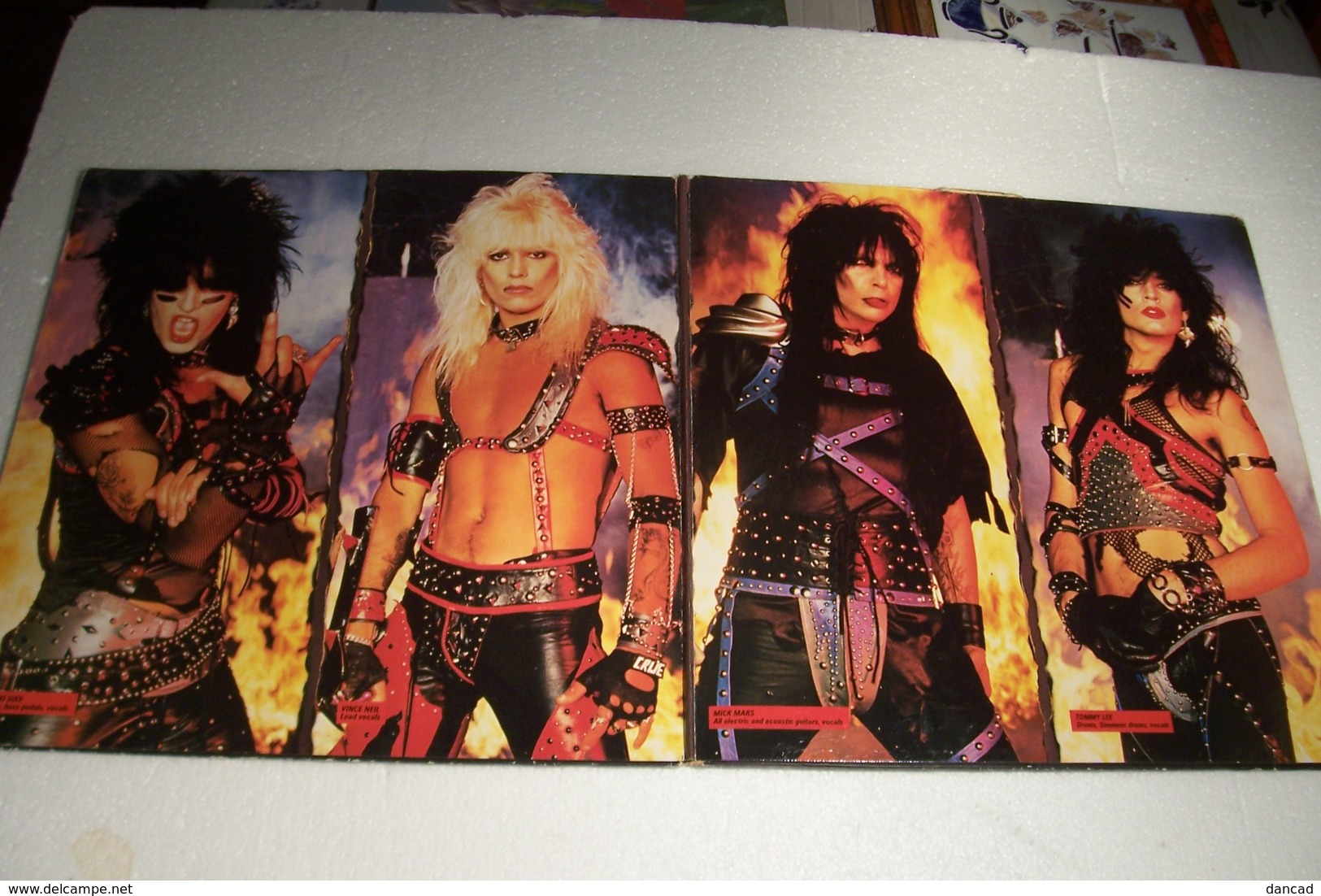 MOTLEY  CRUE  - SHOUT AT THE DEVIL - DISQUE  VINYLE  33 T  -( Année 1983) - - Hard Rock & Metal