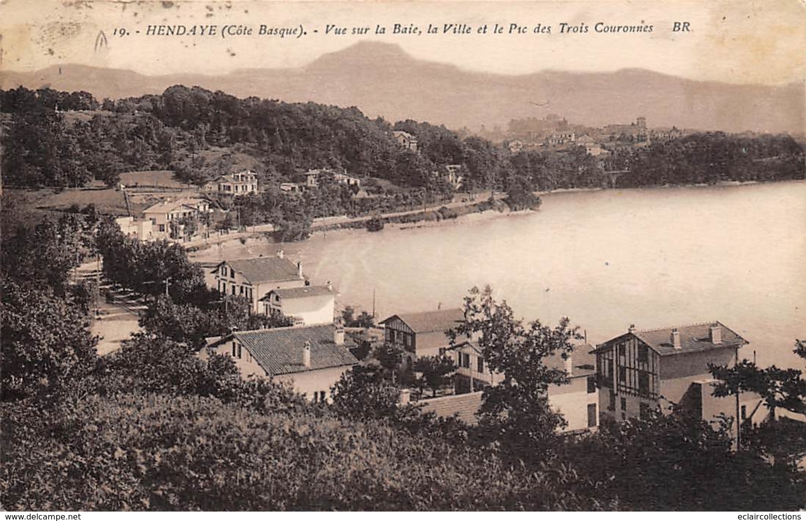 Hendaye        64         Vue Sur La Baie, La Ville Et Le Pic Des Trois Couronnes       (voir Scan) - Hendaye