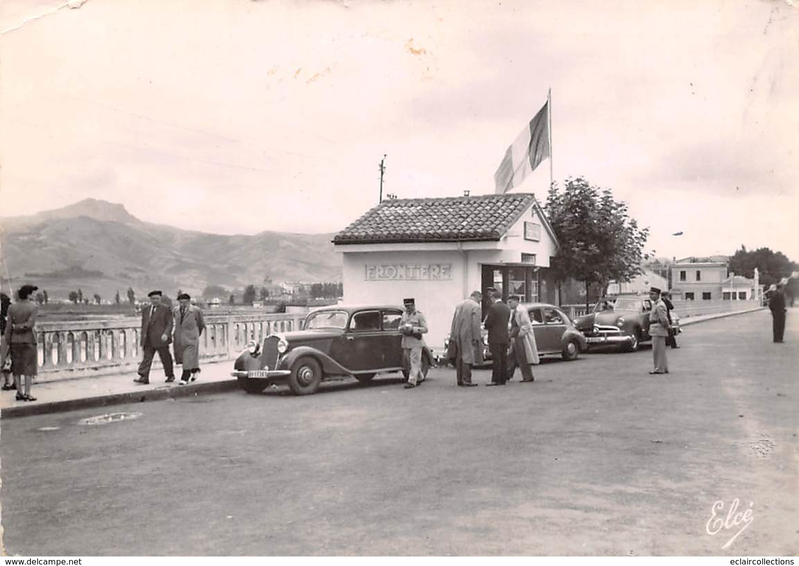 Hendaye        64         La Frontière. Visite A La Douane Traction Citroën       (voir Scan) - Hendaye