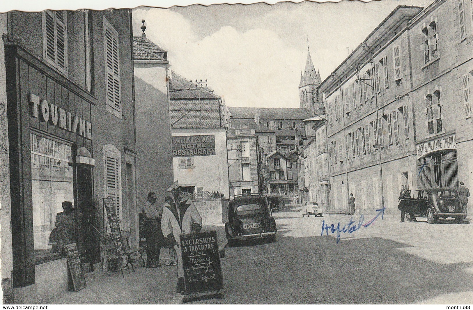 CPA 52 (Haute Marne) BOURBONNE Les BAINS / LA RUE DES BAINS / ANIMEE - Bourbonne Les Bains