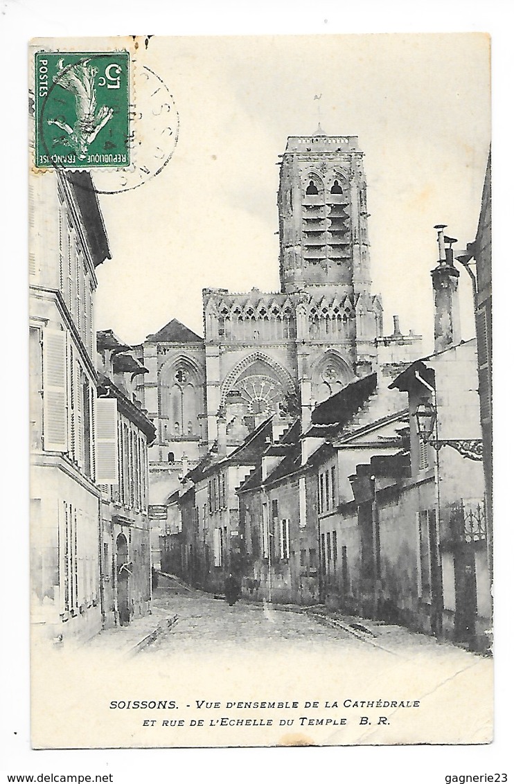 SOISSONS  (cpa 02)  Vue D'ensemble De La Cathédrale Et Rue De L'Echelle Du Temple - Soissons