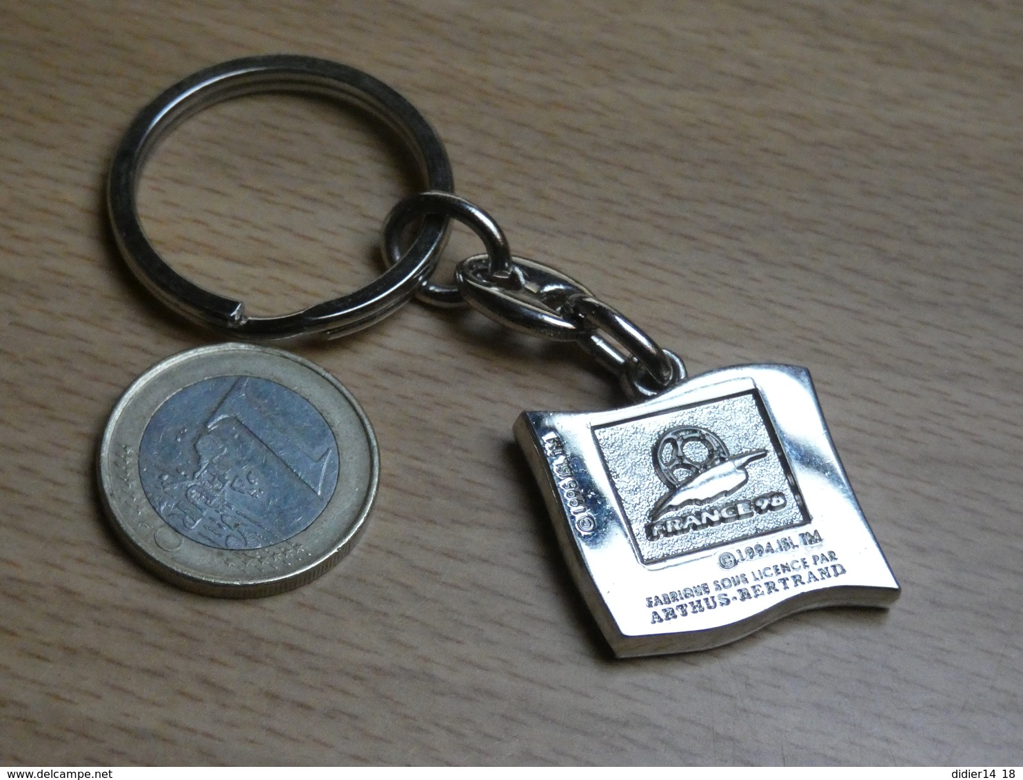 PORTE CLEFS .FOOTBALL COUPE DU MONDE 1998. ARTHUS BERTRAND. GRANDE BRETAGNE. - Habillement, Souvenirs & Autres