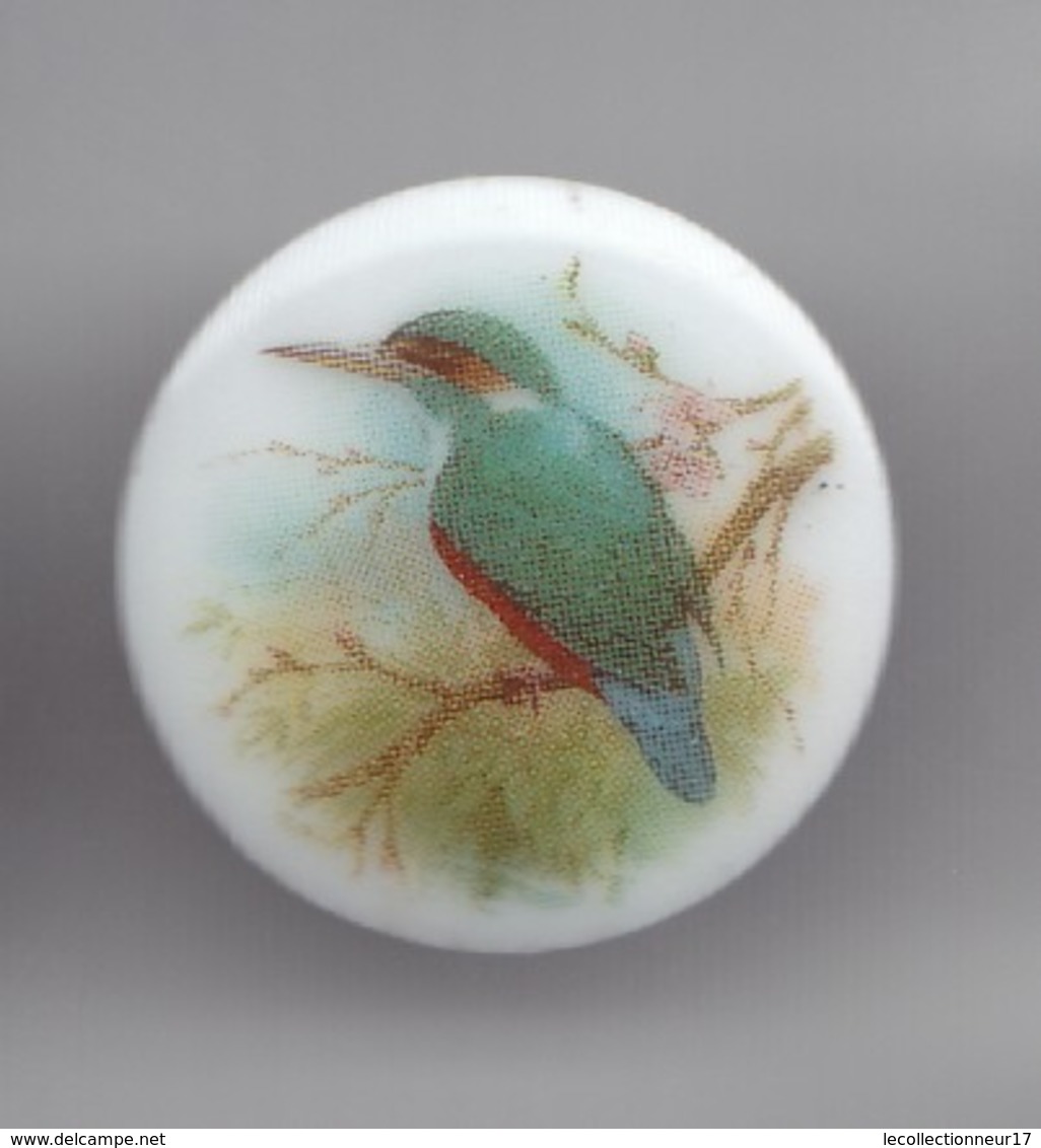 Pin's En Porcelaine Thoscas Limoges  Oiseaux Réf 3368 - Dieren