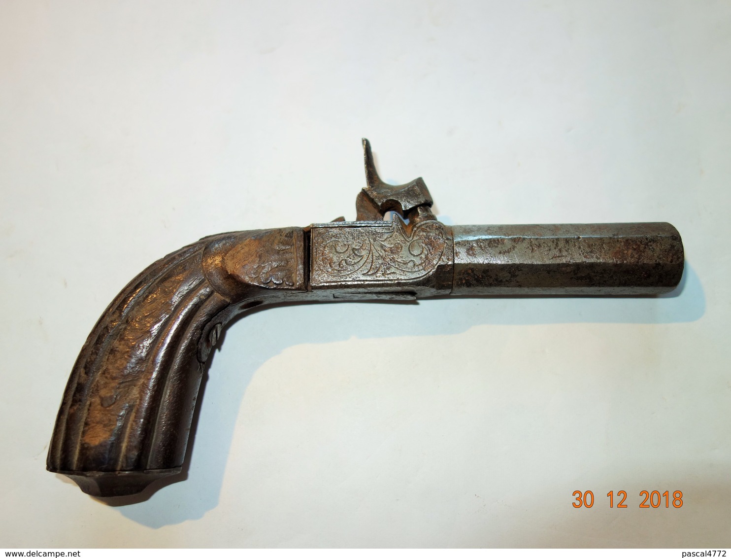 ANCIEN PISTOLET DE POCHE  CANON OCTOGONAL GACHETTE ESCAMOTABLE  CISELURES - Armes Neutralisées