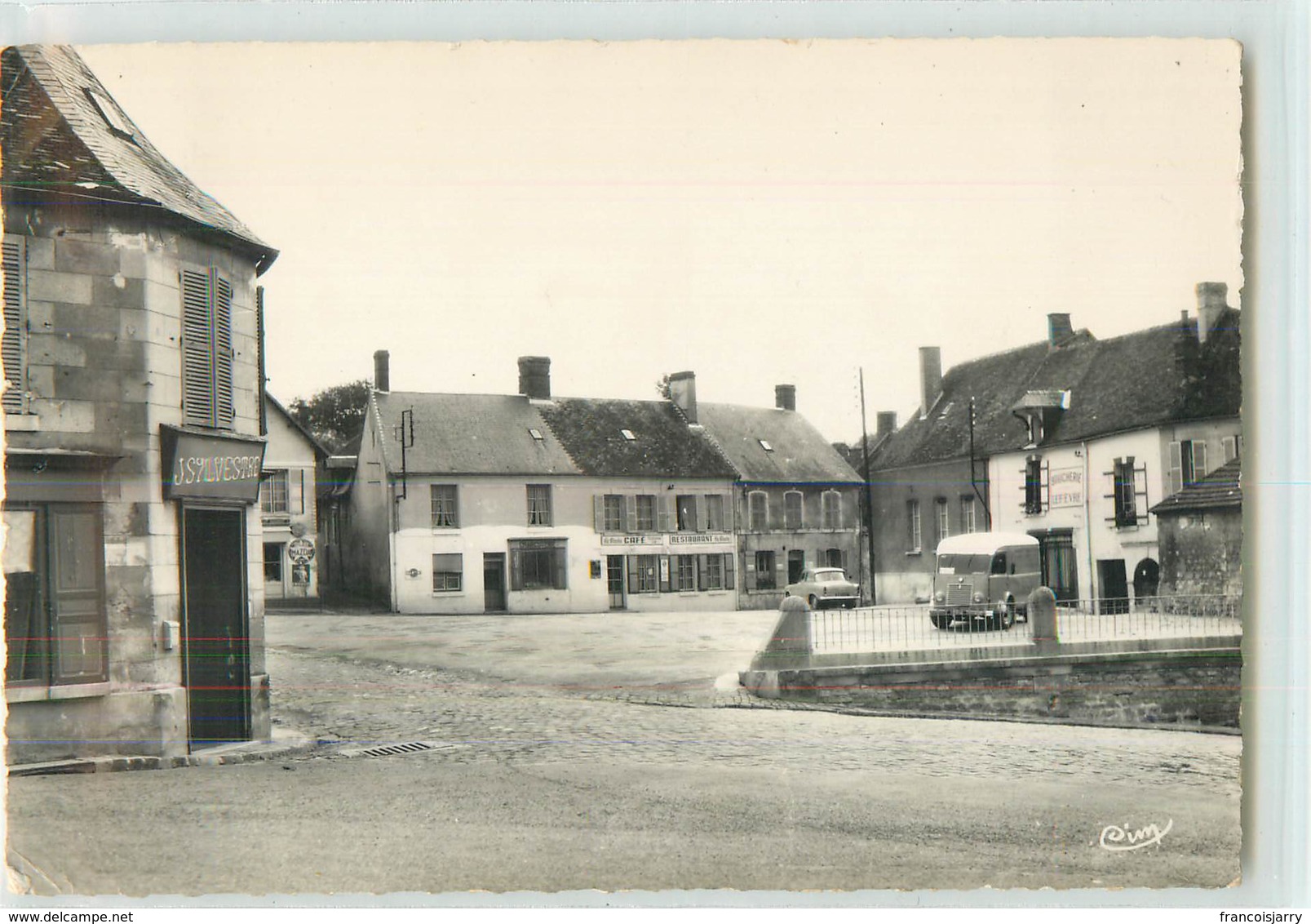 18860 - BEAURIEUX - CPSM - LA PLACE PUBLIQUE - Autres & Non Classés