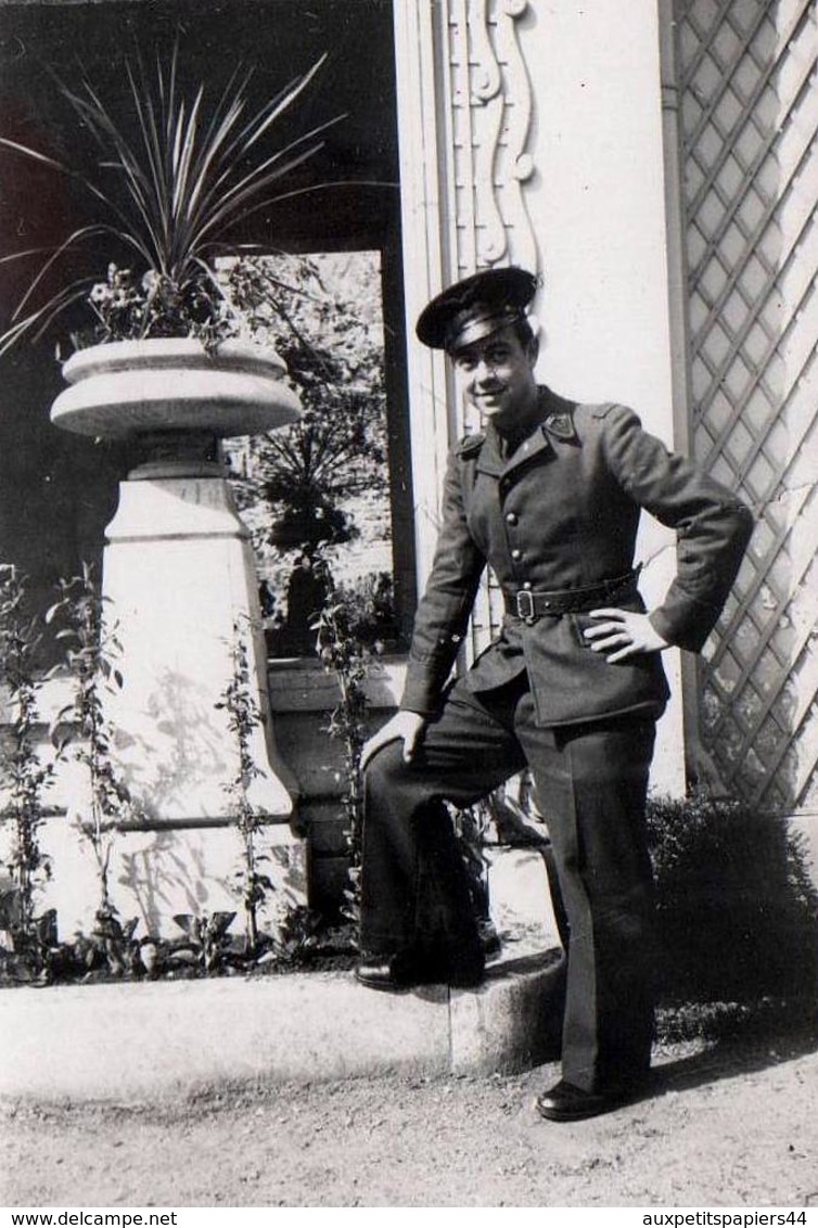 Photo Originales Guerre 1939-45 - Aviateur Français à Vichy Au Parc De La Source Des Célestins Le 03.06.1941 - Guerre, Militaire