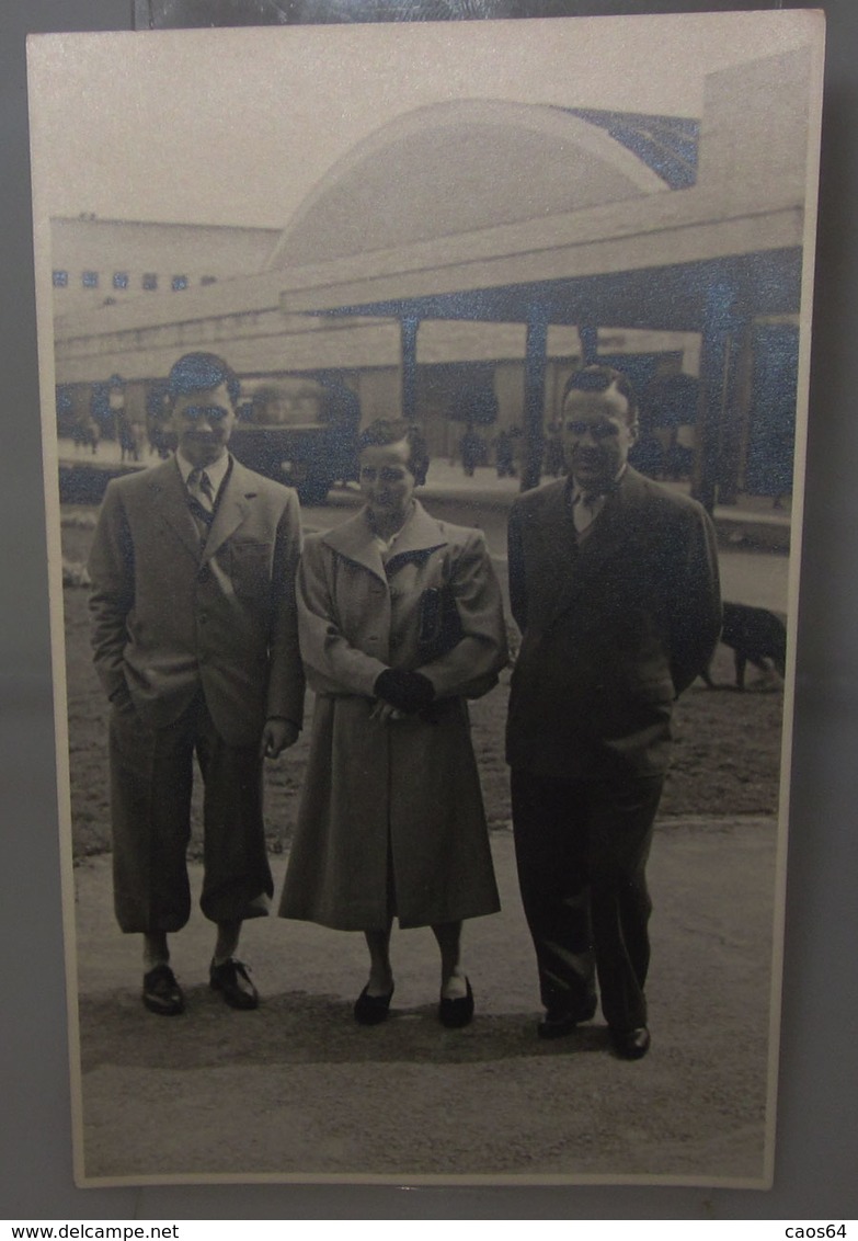 DAVANTI STAZIONE BUS ANNI '30 / '40  FOTO B/N VINTAGE - Personnes Anonymes