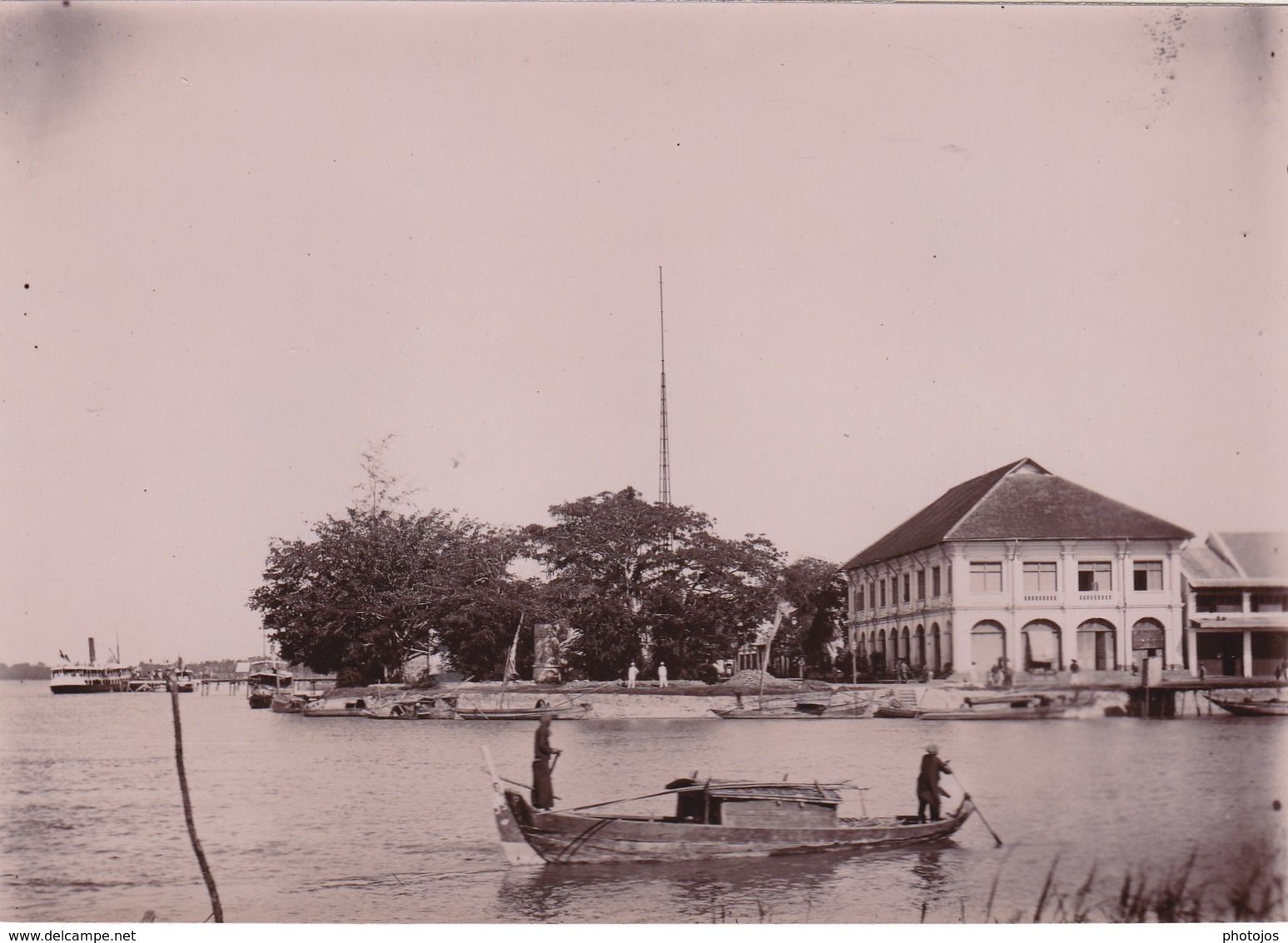 Photo Originale Albuminée Circa 1900  Indochine Viet Nam,  Mytho   L'hôtel   Le Quai    Jonque - Places