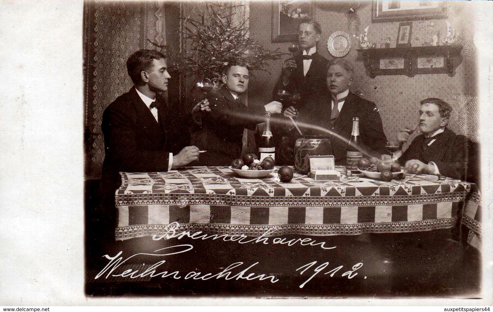 Carte Photo Originale Bremerhaven Weichnachten 1912, Jeunes Hommes Posant & Trinquant Devant Le Sapin De Noël - Personnes Anonymes