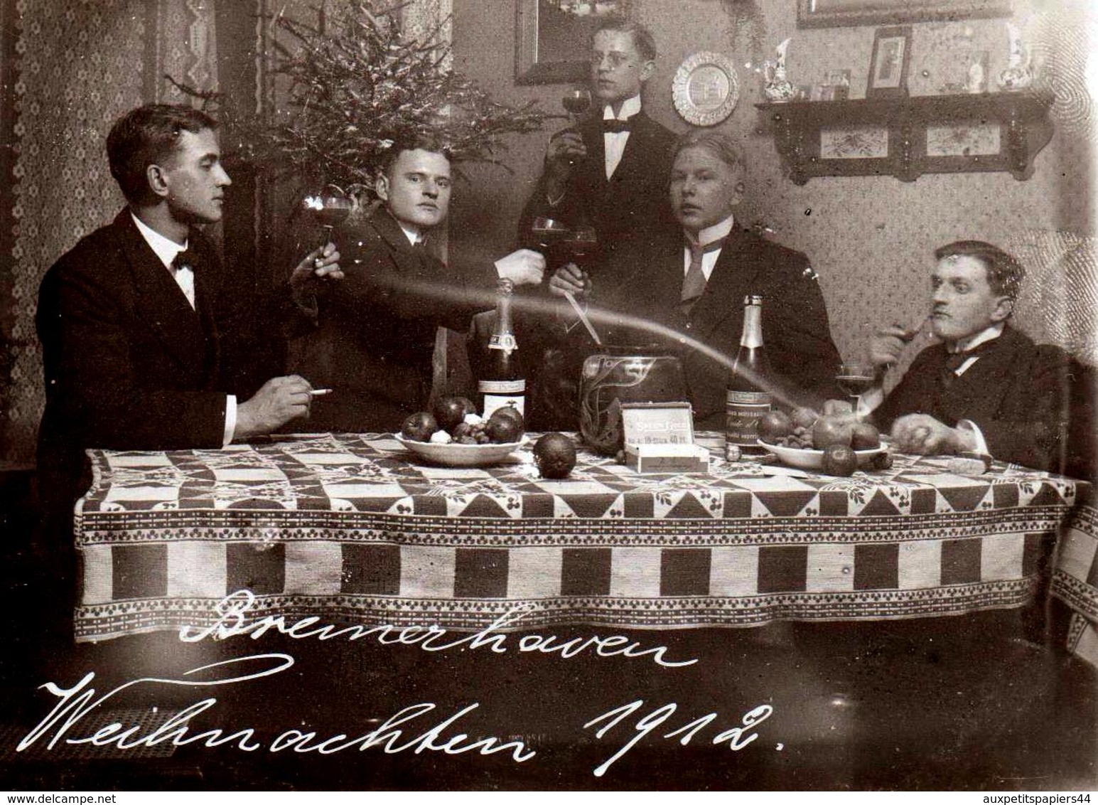 Carte Photo Originale Bremerhaven Weichnachten 1912, Jeunes Hommes Posant & Trinquant Devant Le Sapin De Noël - Personnes Anonymes