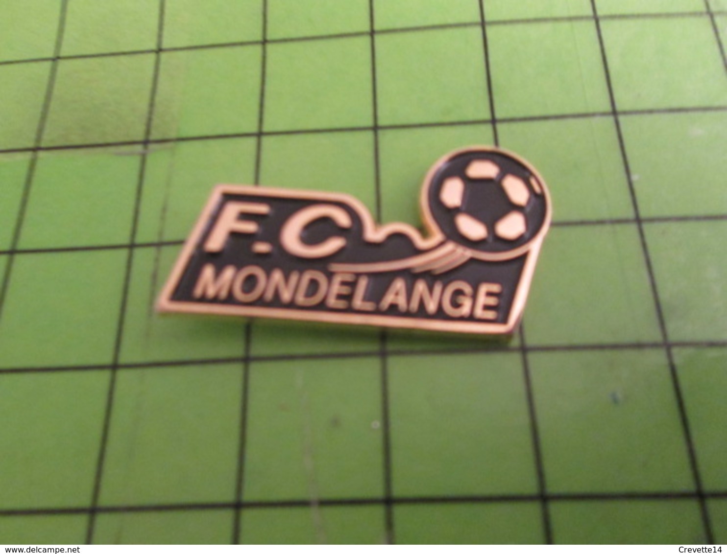 413b Pins Pin's / Rare & Belle Qualité THEME SPORTS / FOOTBALL CLUB DE MONDELANGE - Autres & Non Classés