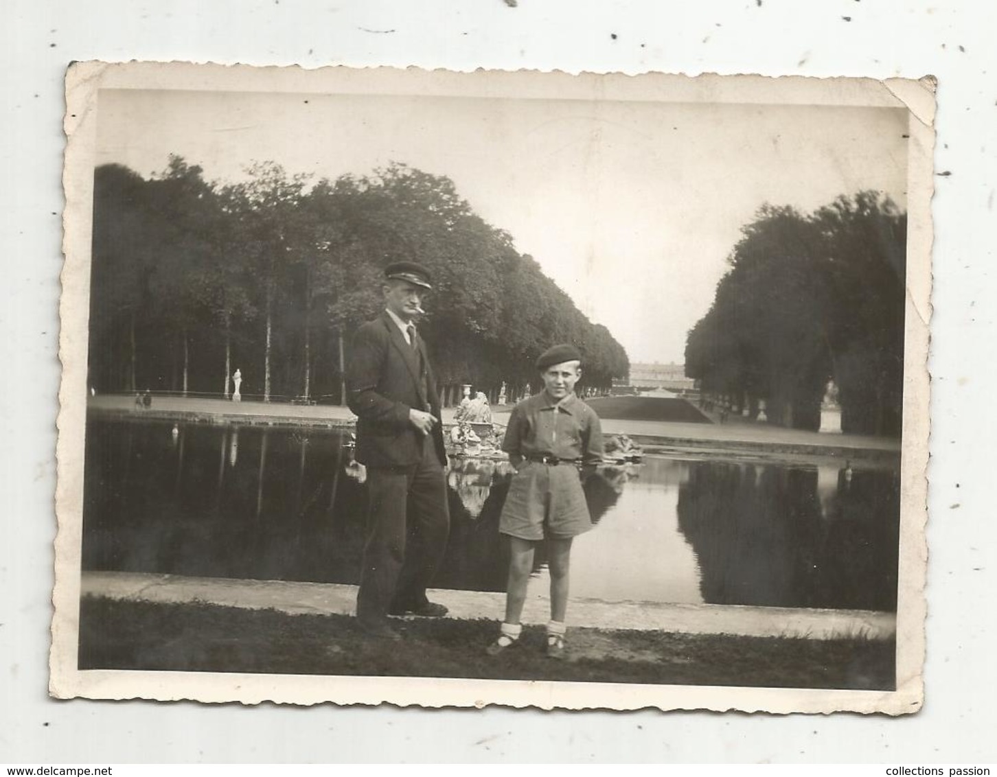 Photographie, 12 X 8.5 ,  VERSAILLES ,  Enfant , Homme , Casquette , Béret - Luoghi