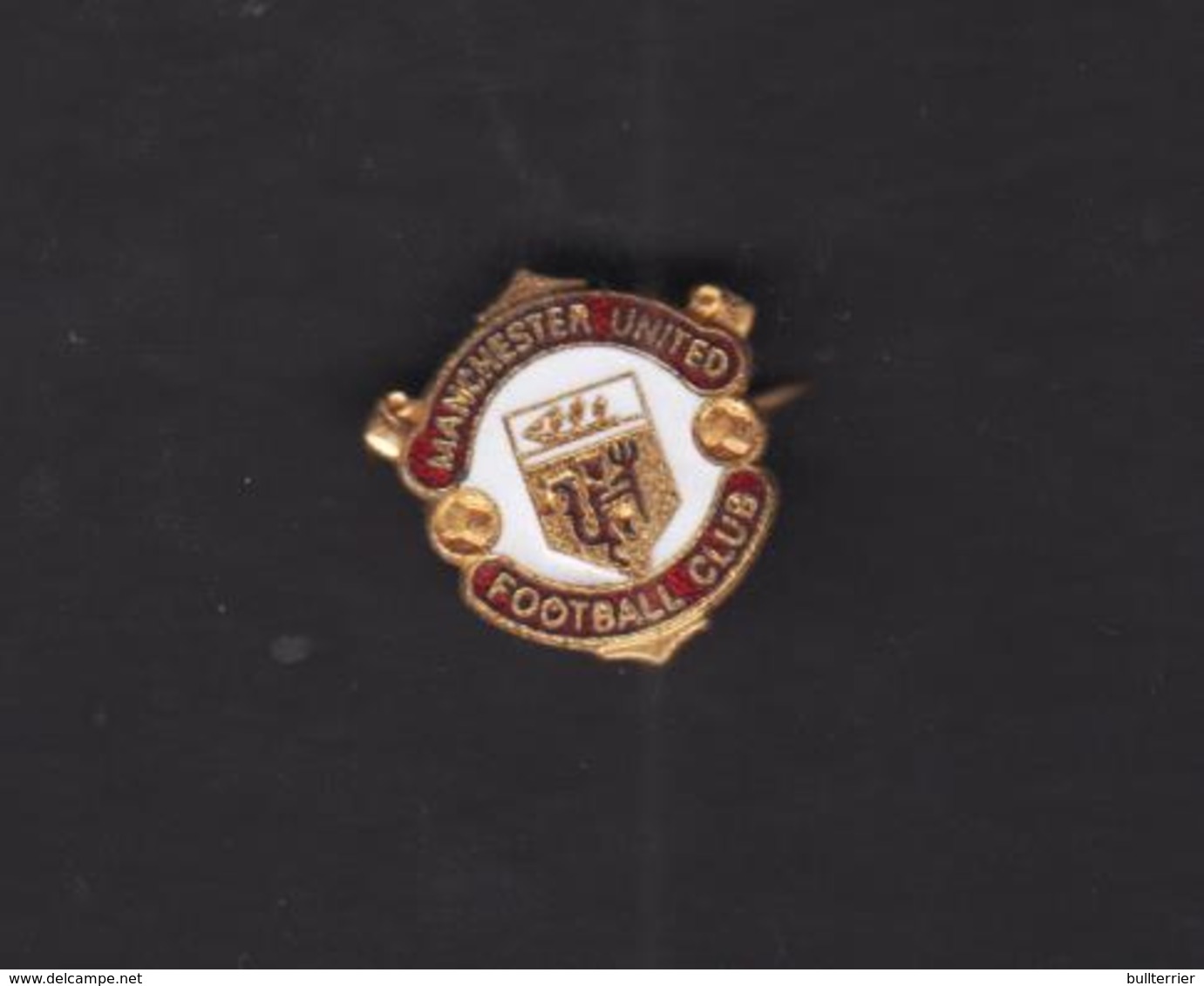 MANCHESTER  UNITED -  RED  AND WHITE  BADGE , MADE BY GOMM -,  FINE CONDITION - Football