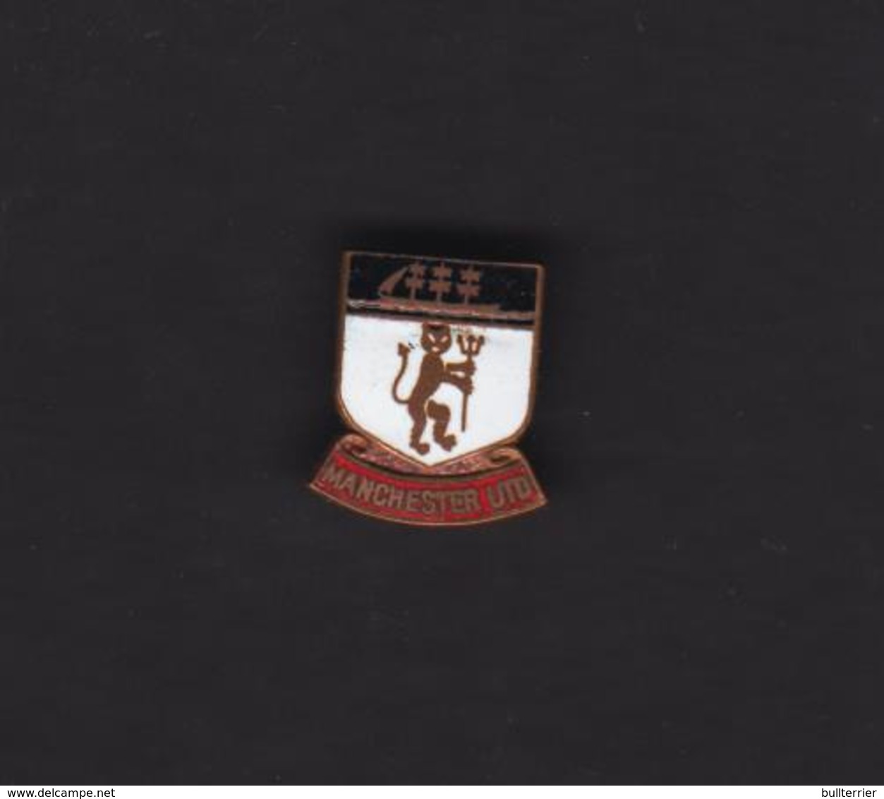 MANCHESTER  UNITED - 40 YEARS OLD+  BLACK RED  AND WHITE  DEVILS BADGE , SOUND CONDITION - Football
