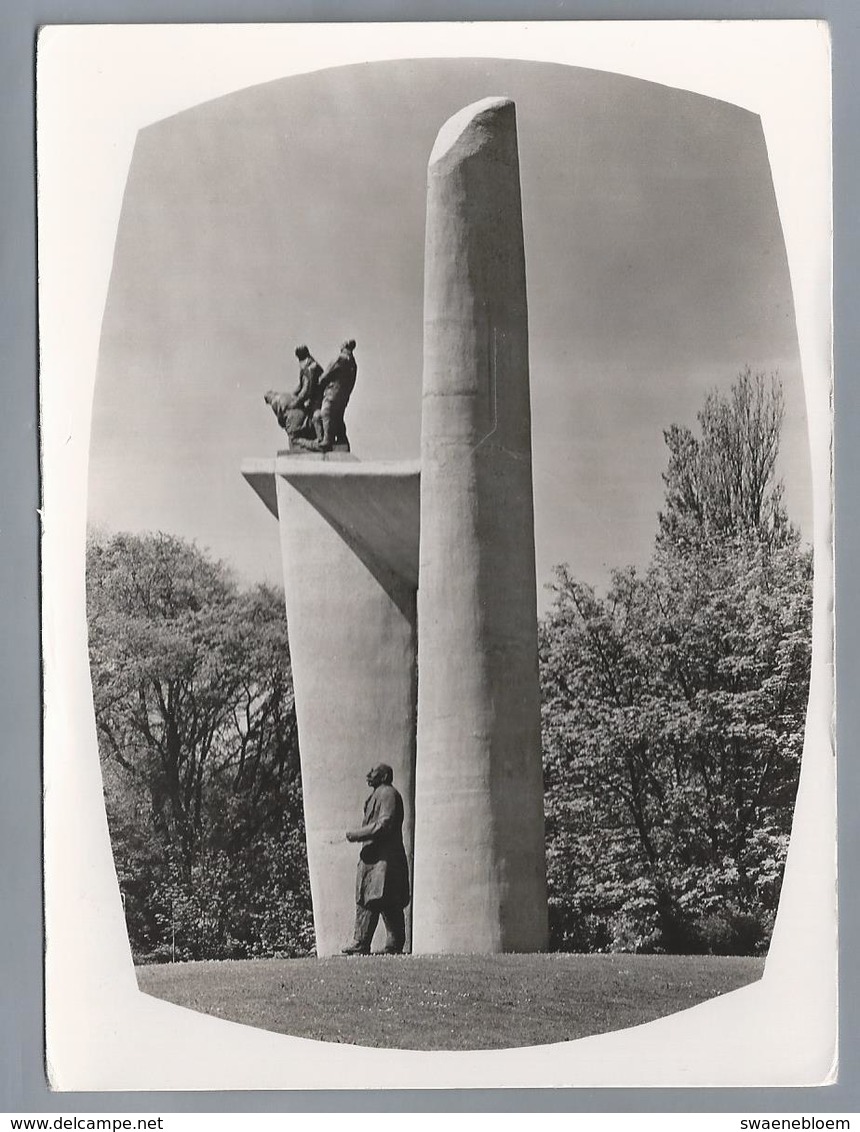 NL.- DEN HAAG. 's GRAVENGAGE. - TROELSTRA Monument -. - Sculpturen