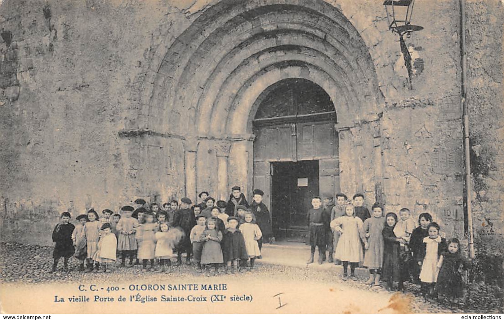 Oloron Sainte Marie      64           Enfants Devant La Vieille Porte De L'Eglise Sainte Croix      1 (voir Scan) - Oloron Sainte Marie