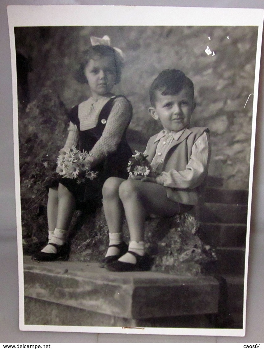 BAMBINO E BAMBINA CON FIORI 1936 FOTOGRAFIA B/N VINTAGE - Personnes Anonymes