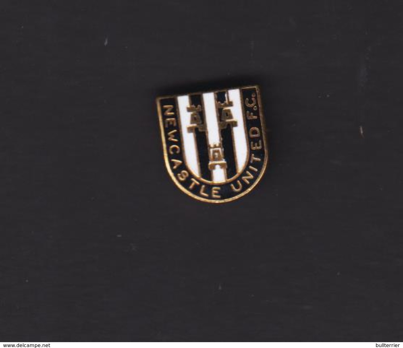 NEWCASTLE UNITED -  BLACK AND WHITE SHIELD BADGE , MADE BY GOMM -,  FINE CONDITION - Football