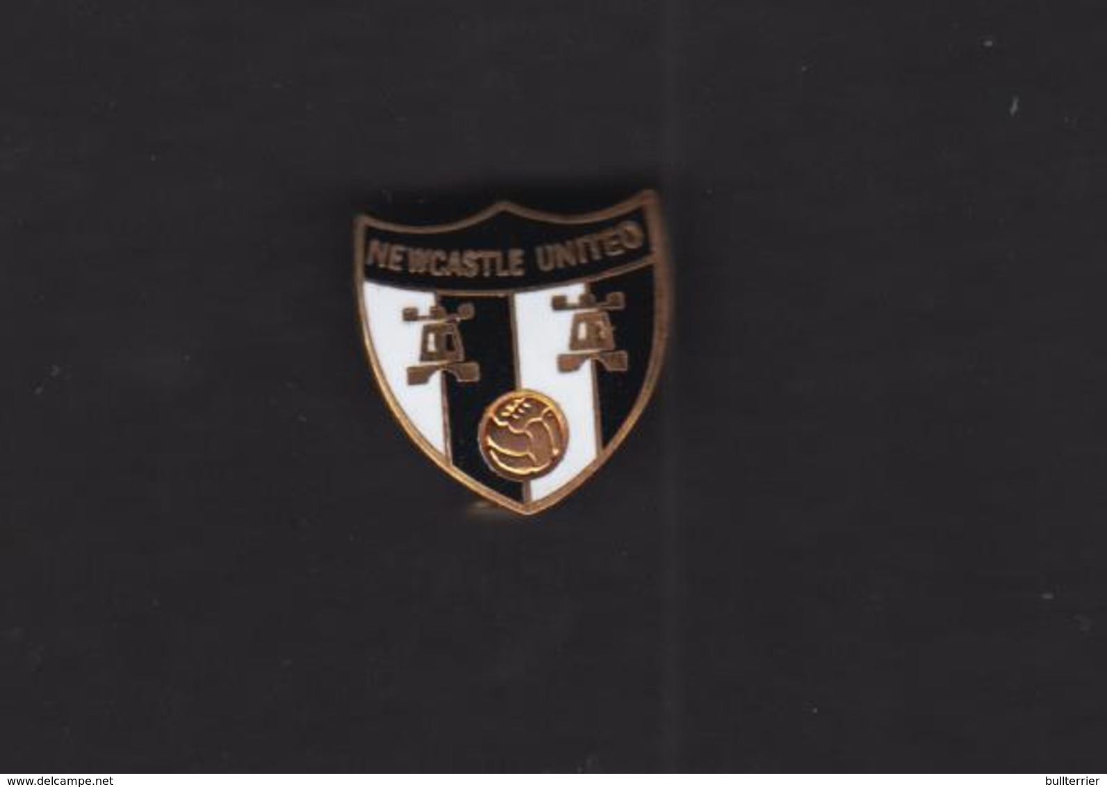 NEWCASTLE UNITED -  OLD  BLACK AND WHITE CASTLES & FOOTBALL BADGE  -,  FINE CONDITION - Football