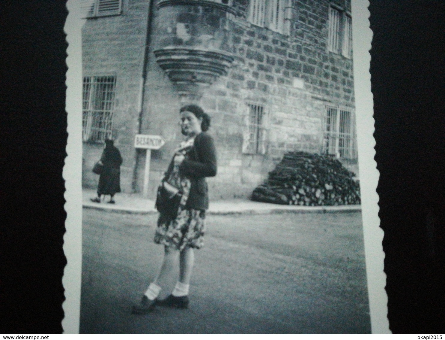 2 PHOTOS ORIGINALES Baume - Les - Dames En 1947 Doubs  Bourgogne - Franche - Comté France Touristes Pancarte "Besançon" - Baume Les Dames