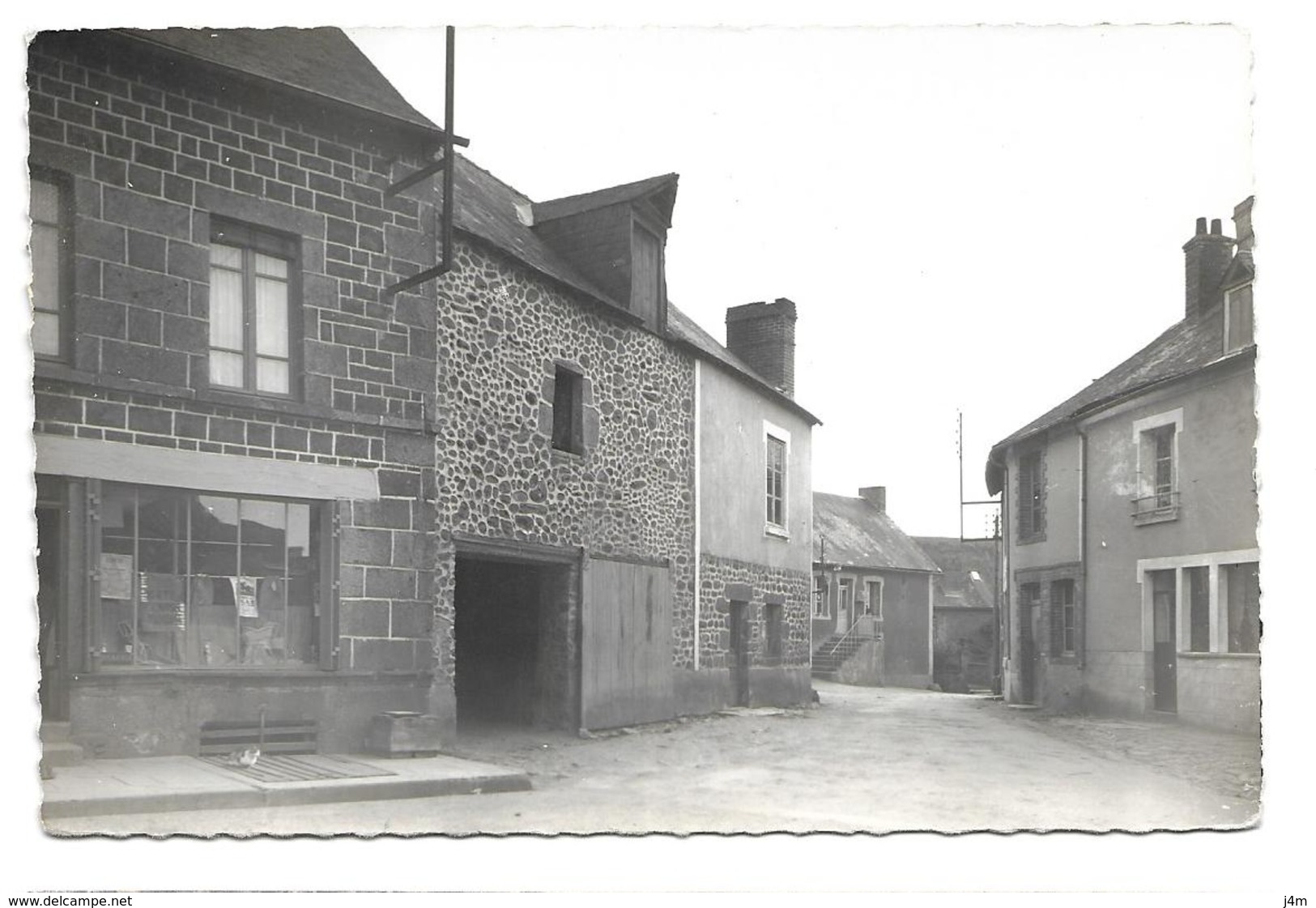 53/ MAYENNE...GESVRES: Le Centre Du Bourg - Autres & Non Classés