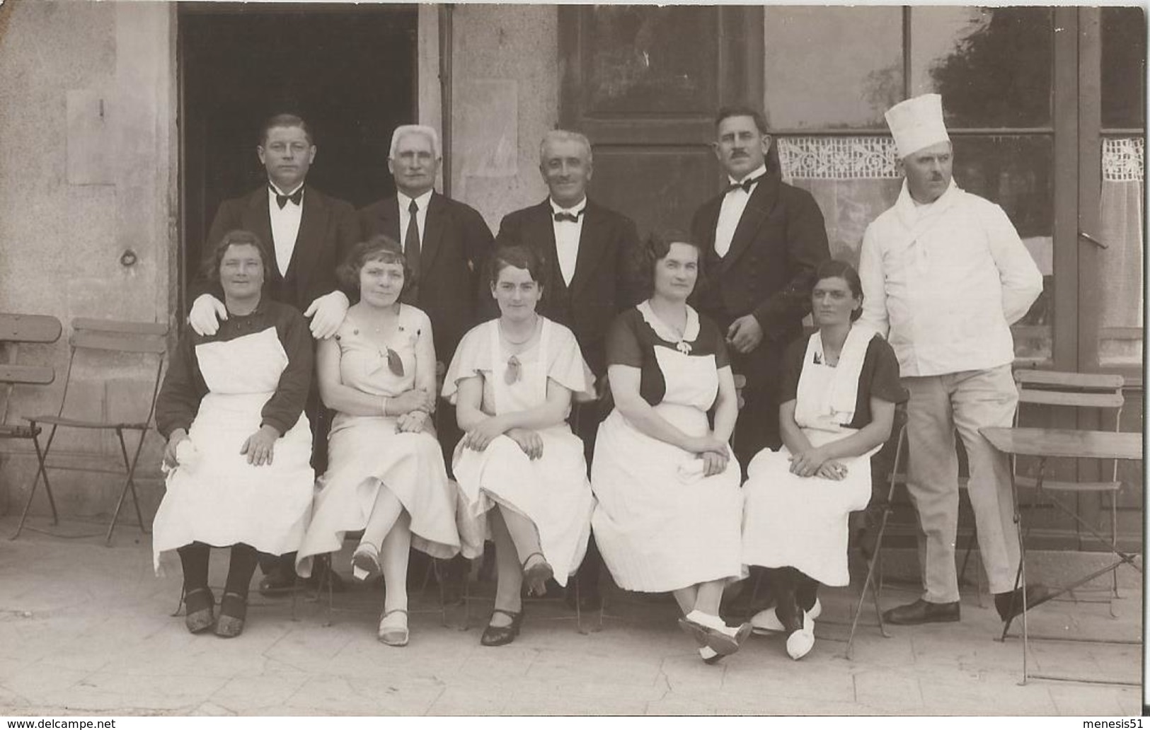 CPA Photo De Groupe Personnel D'un Hôtel Restaurant En Tenue De Travail Cuisinier Serveuse Femme De Chambre - Autres & Non Classés