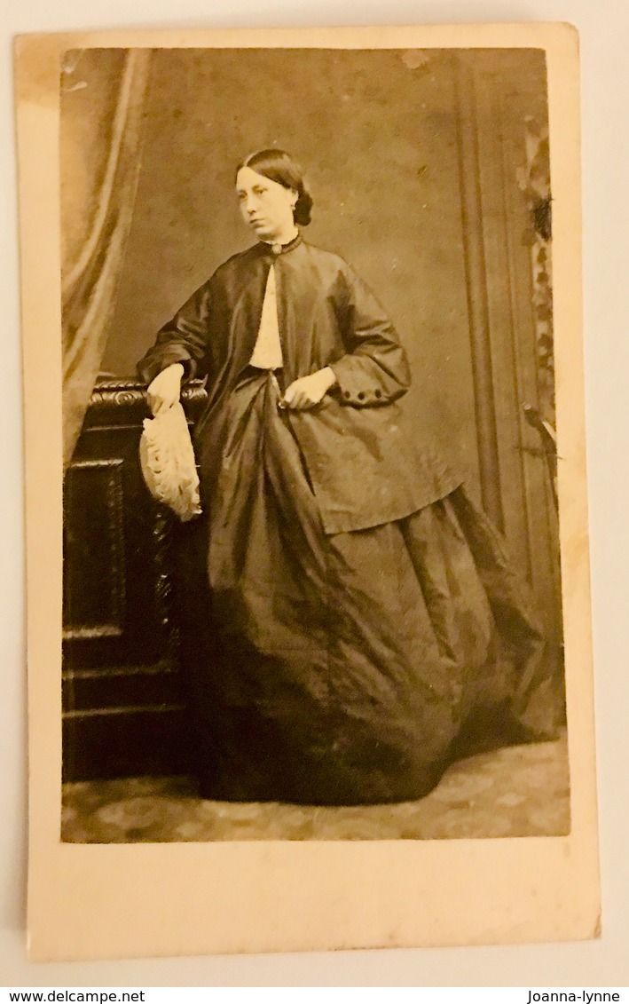 Cdv Carte De Visite, Victorian Lady Holding Hat, Long Crinoline Dress. C1850s/60s UK - Old (before 1900)