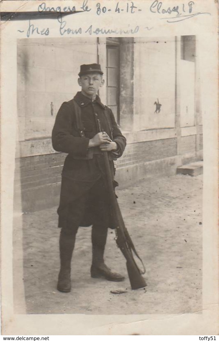 CARTE PHOTO:PORTRAIT MILITAIRE CLASSE 18 AVEC FUSIL ANGERS (49) LE 30 AVRIL 1917 ..ÉCRITE - Autres & Non Classés