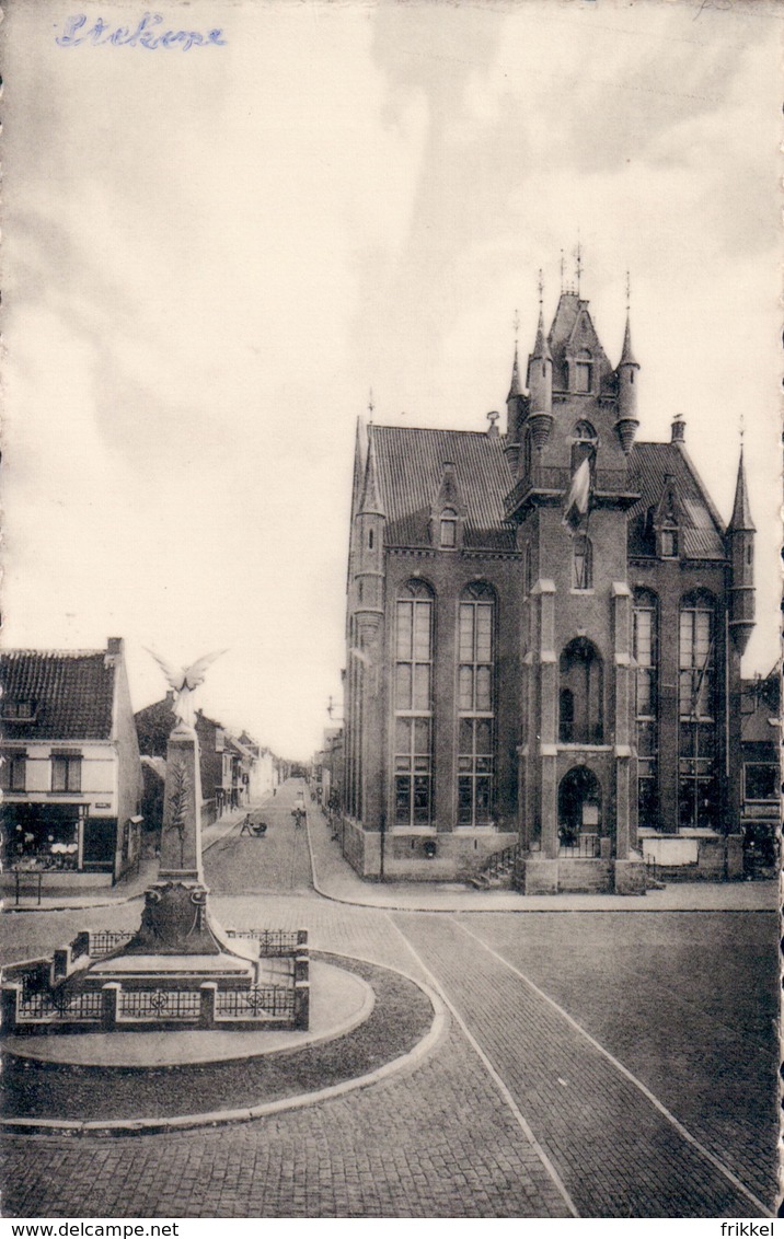 Stekene Gemeentehuis En Standbeeld - Stekene