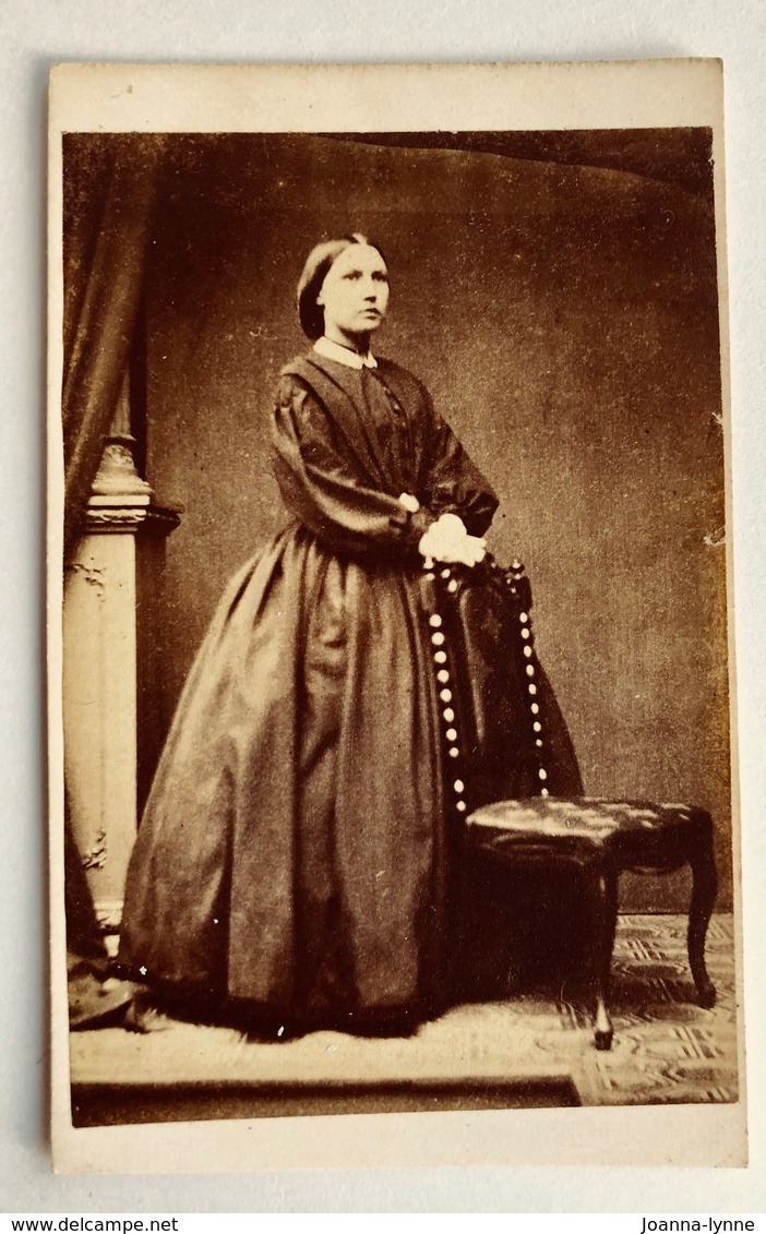 Cdv Carte De Visite, Victorian Lady With Chair, Crinoline Dress. C1850s/60s. ?  UK - Anciennes (Av. 1900)