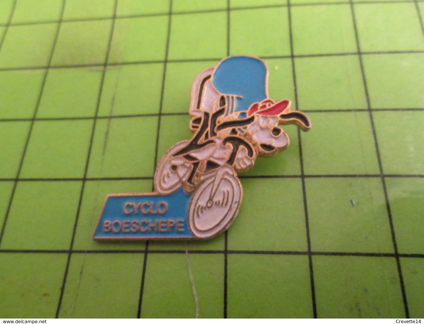 811F Pin's Pins : BEAU ET RARE /  THEME ANIMAUX : CHIEN SUR UN VELO ROUE CYCLO BOESCHERE - Animaux