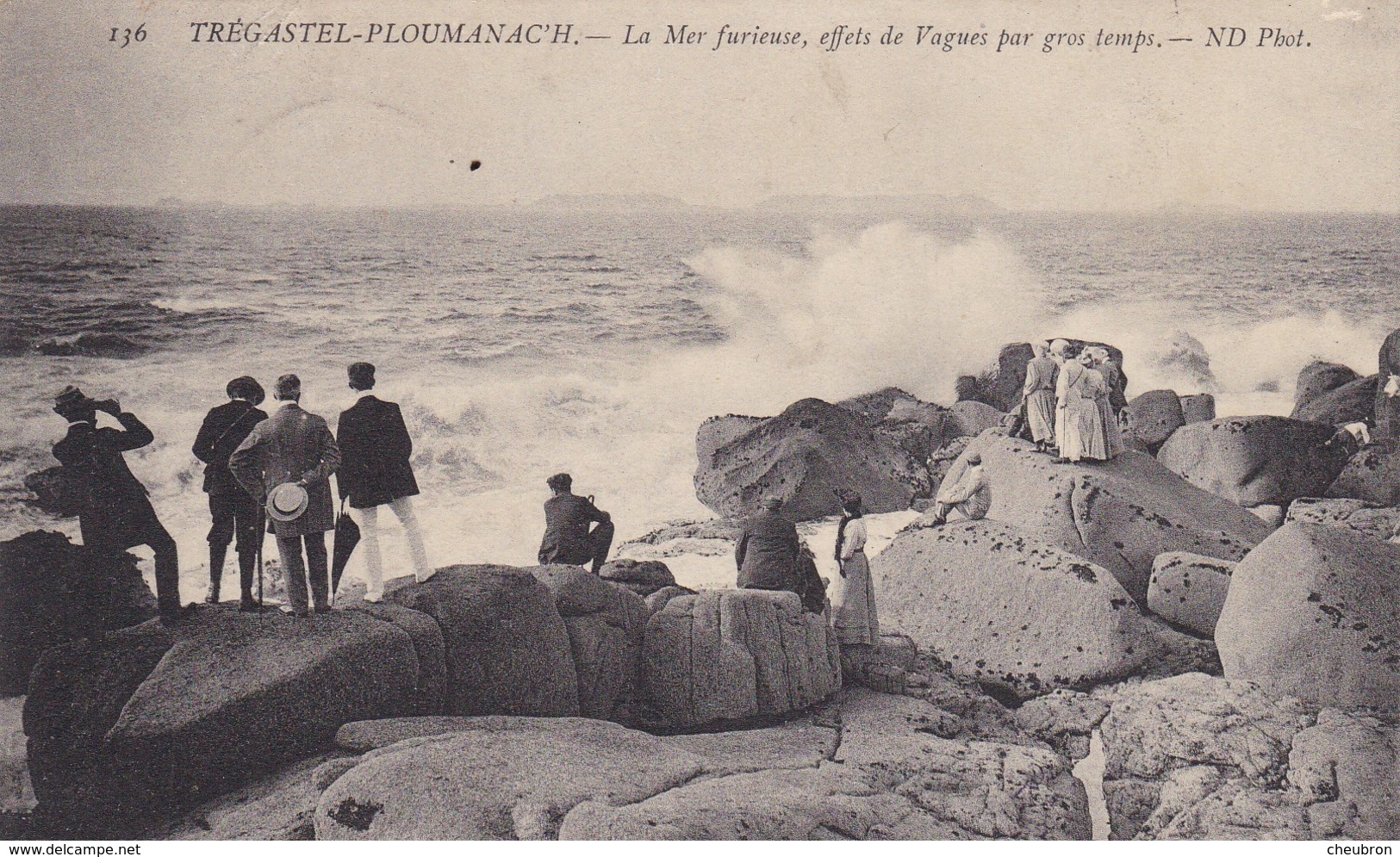 22. TREGASTEL PLOUMANAC'H. CPA . ANIMATION DEVANT LA MER FURIEUSE. EFFETS DE VAGUES PAR GROS TEMPS. ANNEE 1910 + TEXTE - Trégastel