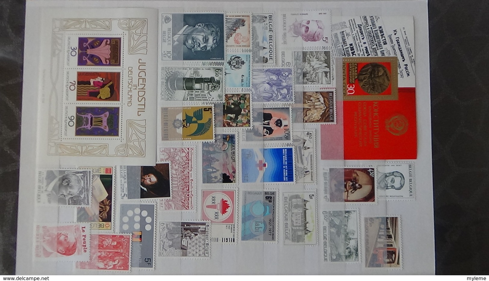 Gros album (64 photos) de timbres et 151 blocs ** de divers pays dont quelques NON DENTELES. Côte très sympa