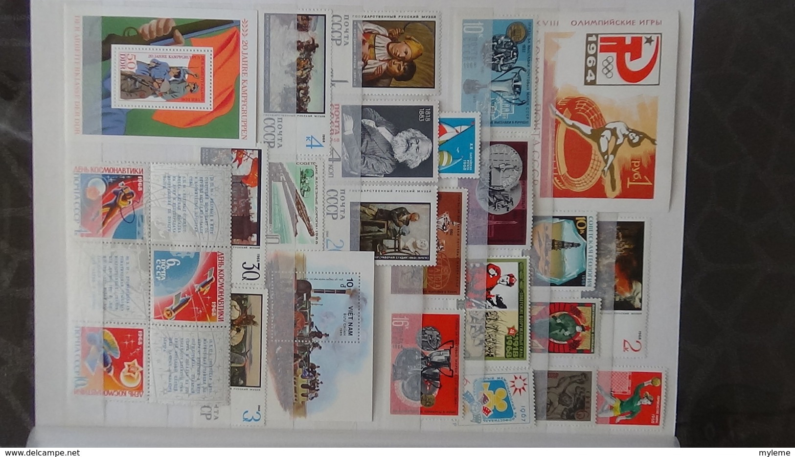 Gros album (64 photos) de timbres et 151 blocs ** de divers pays dont quelques NON DENTELES. Côte très sympa
