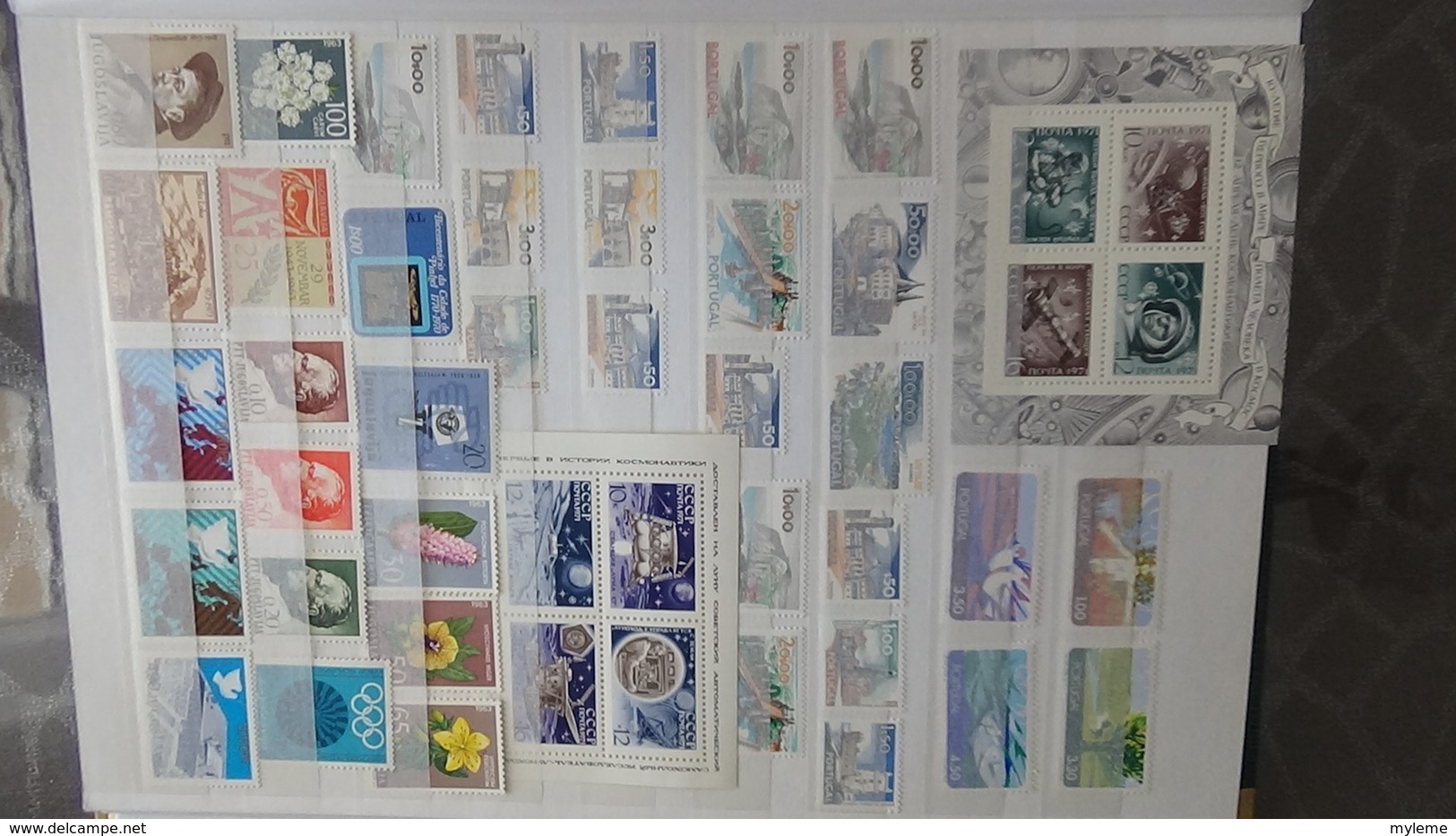 Gros album (64 photos) de timbres et 151 blocs ** de divers pays dont quelques NON DENTELES. Côte très sympa