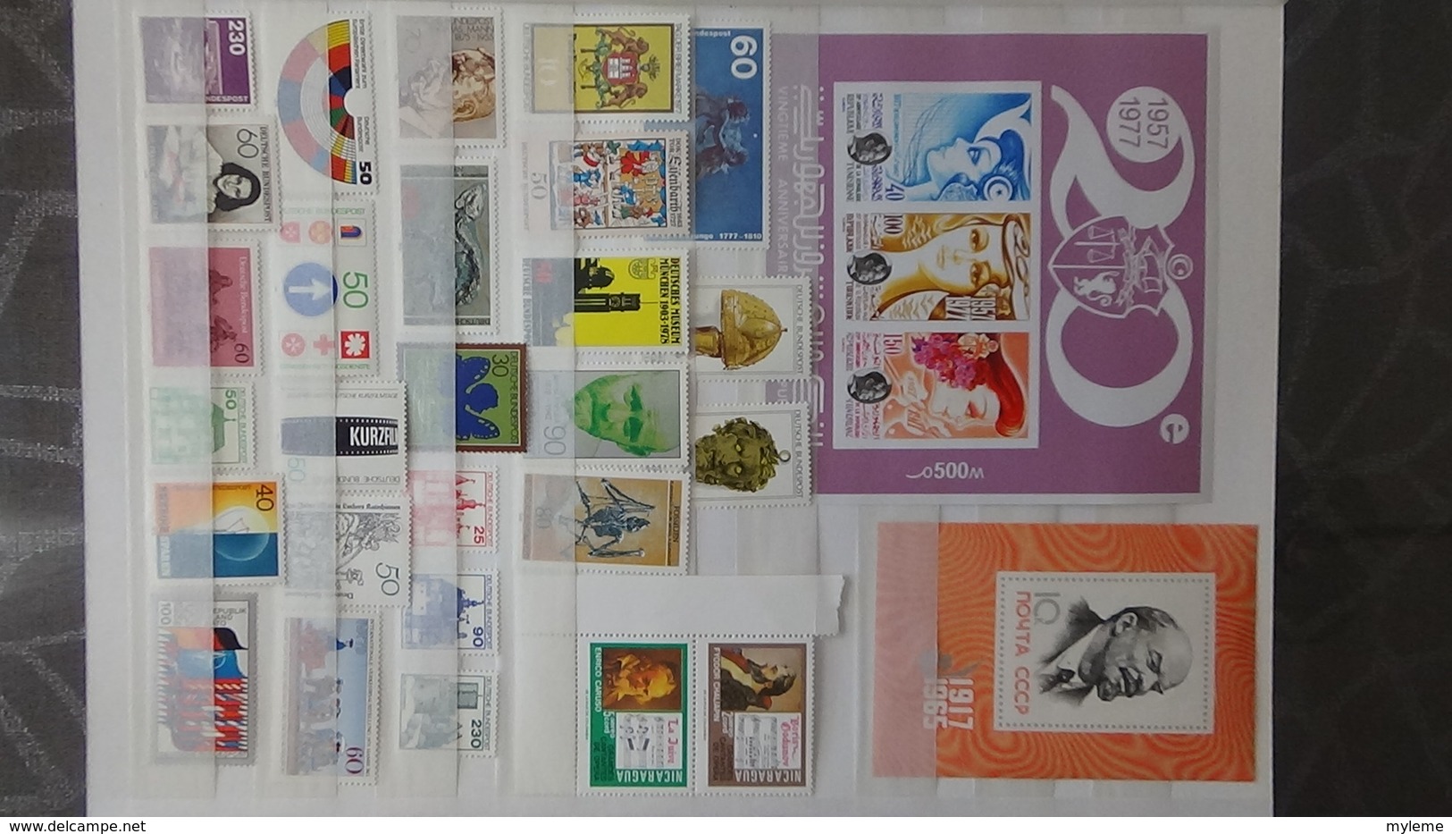 Gros album (60 photos) de timbres et 140 blocs ** de divers pays dont quelques NON DENTELES. Côte très sympa