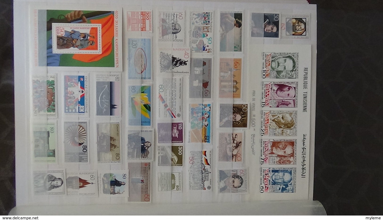 Gros album (60 photos) de timbres et 140 blocs ** de divers pays dont quelques NON DENTELES. Côte très sympa