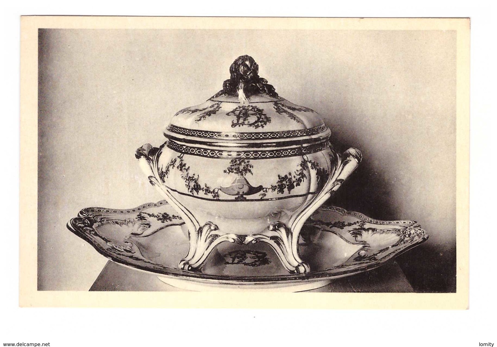 92 Musée Céramique De Sèvres Porcelaine Tendre De Sevres Soupiere Au Chiffre De La Du Barry - Sevres