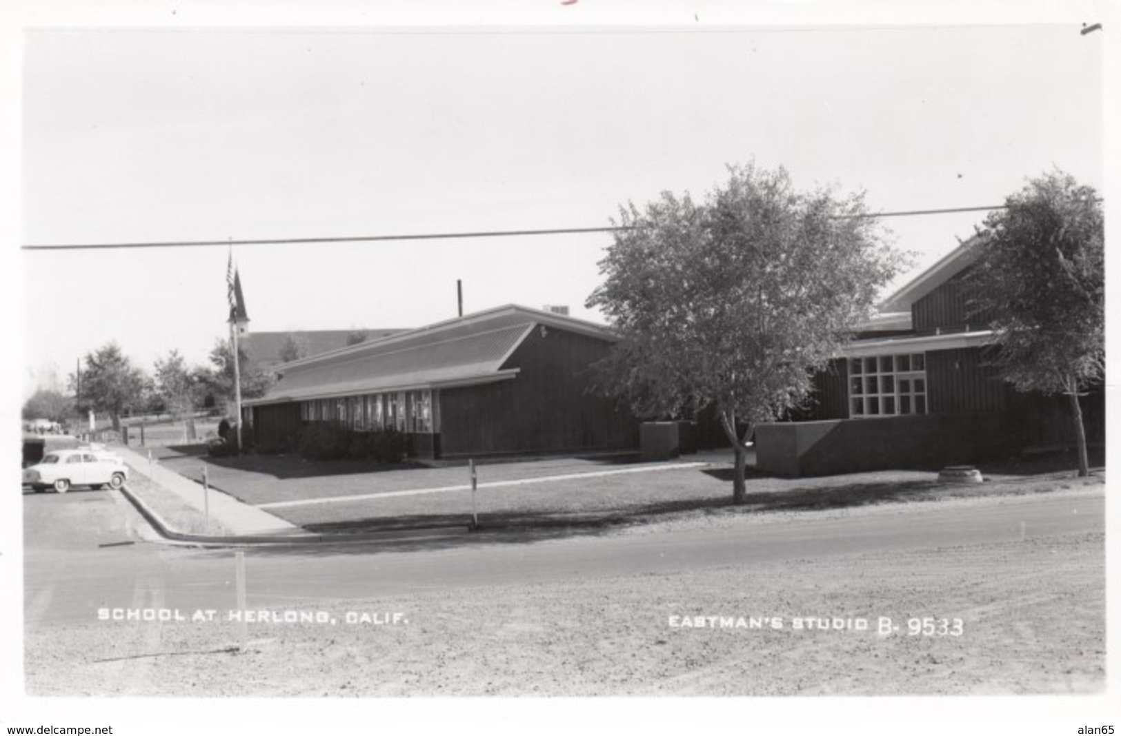 Herlong Lassen County California, School With Autos In Front, C1950s Vintage Real Photo Postcard - Autres & Non Classés