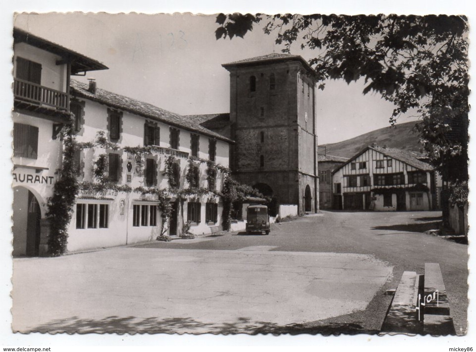 ASCAIN - 1952--La Place,l'église Et L'Hôtel De La Rhune Où Pierre Loti écrivit Ramuntcho --timbre -Beau Cachet - Ascain
