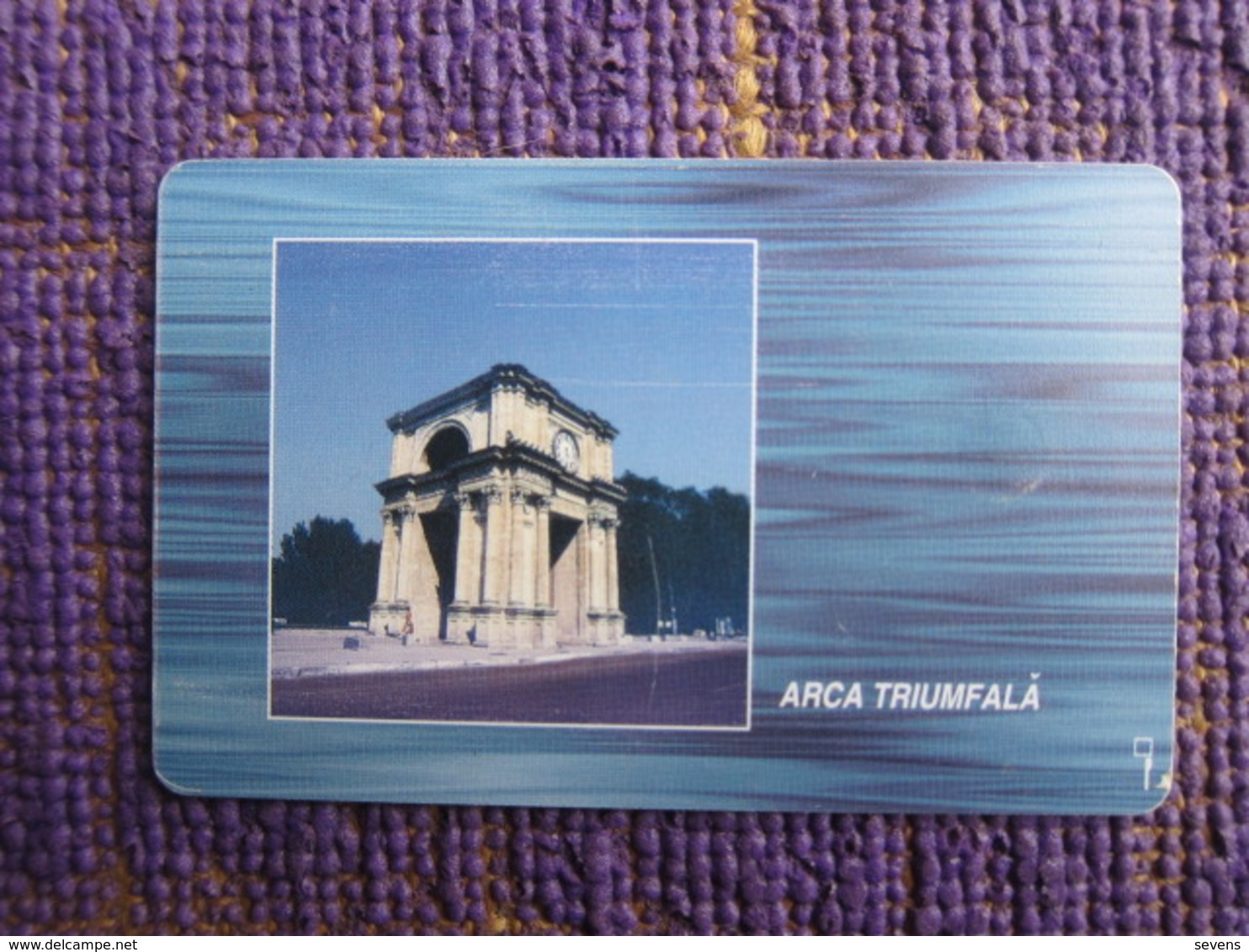 The First Issued Chip Phonecard,Flag And Arca Triumfala,used With Tiny Scratch - Moldova