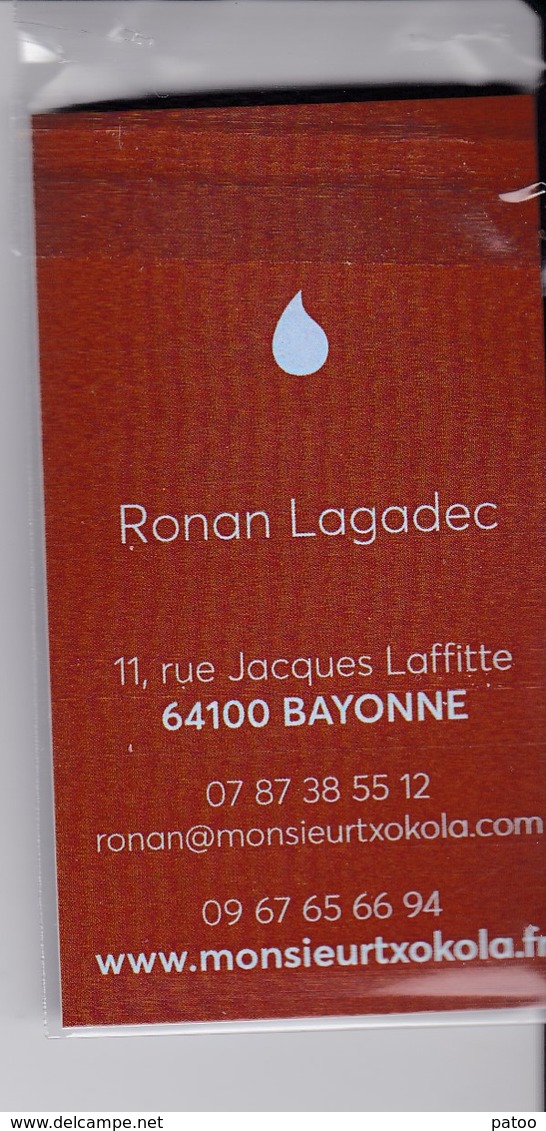 SACHET CONTENANT LA CARTE PUBLICITAIRE (8.5x4.7cm) D'UN CHOCOLATIER DE BAYONNE(ville Du Chocolat)+VÉRITABLE FÈVE - Chocolate