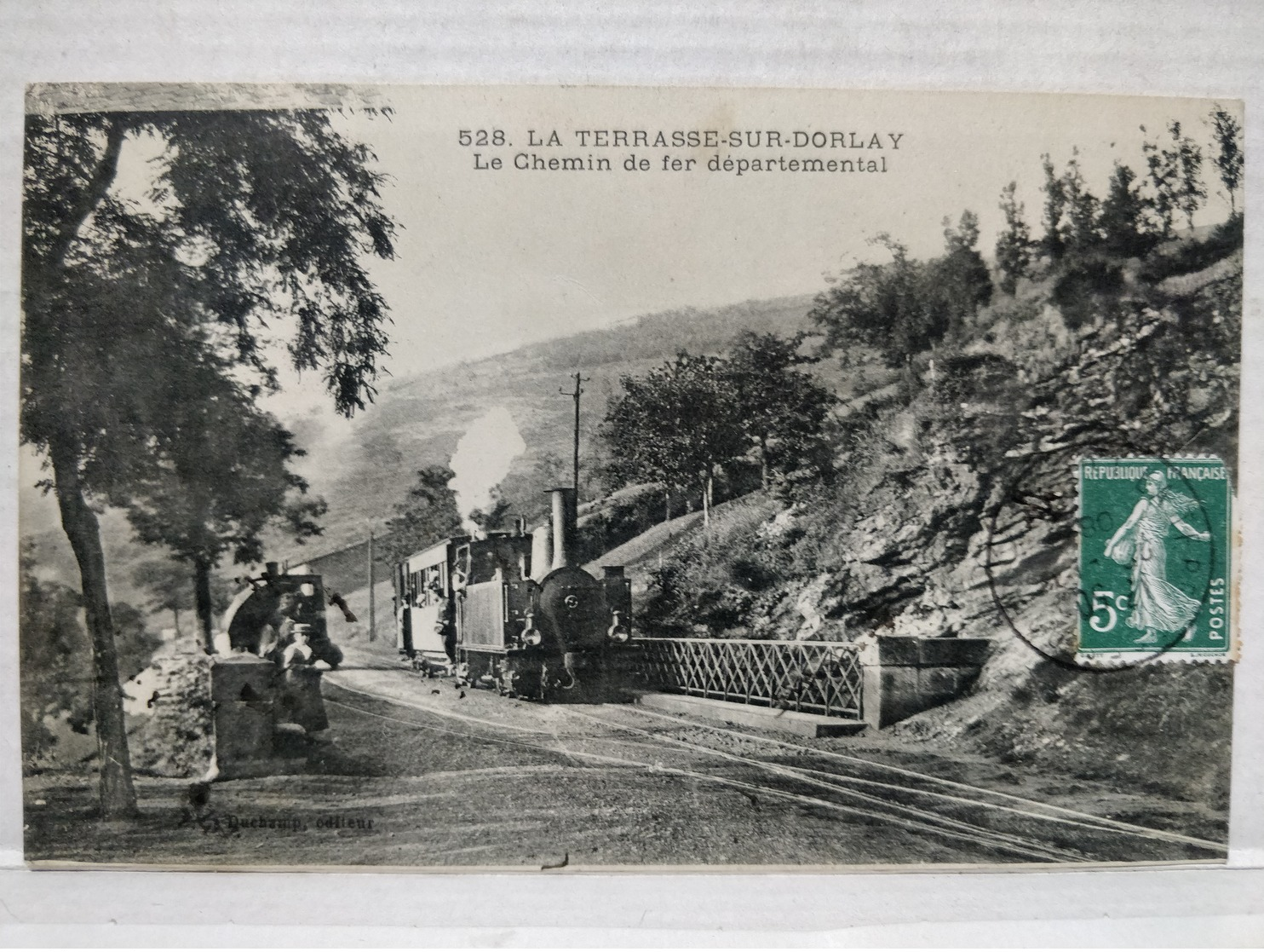 Terrasse-sur-Dorlay. Le Chemin De Fer Départemental. Animée - Autres & Non Classés