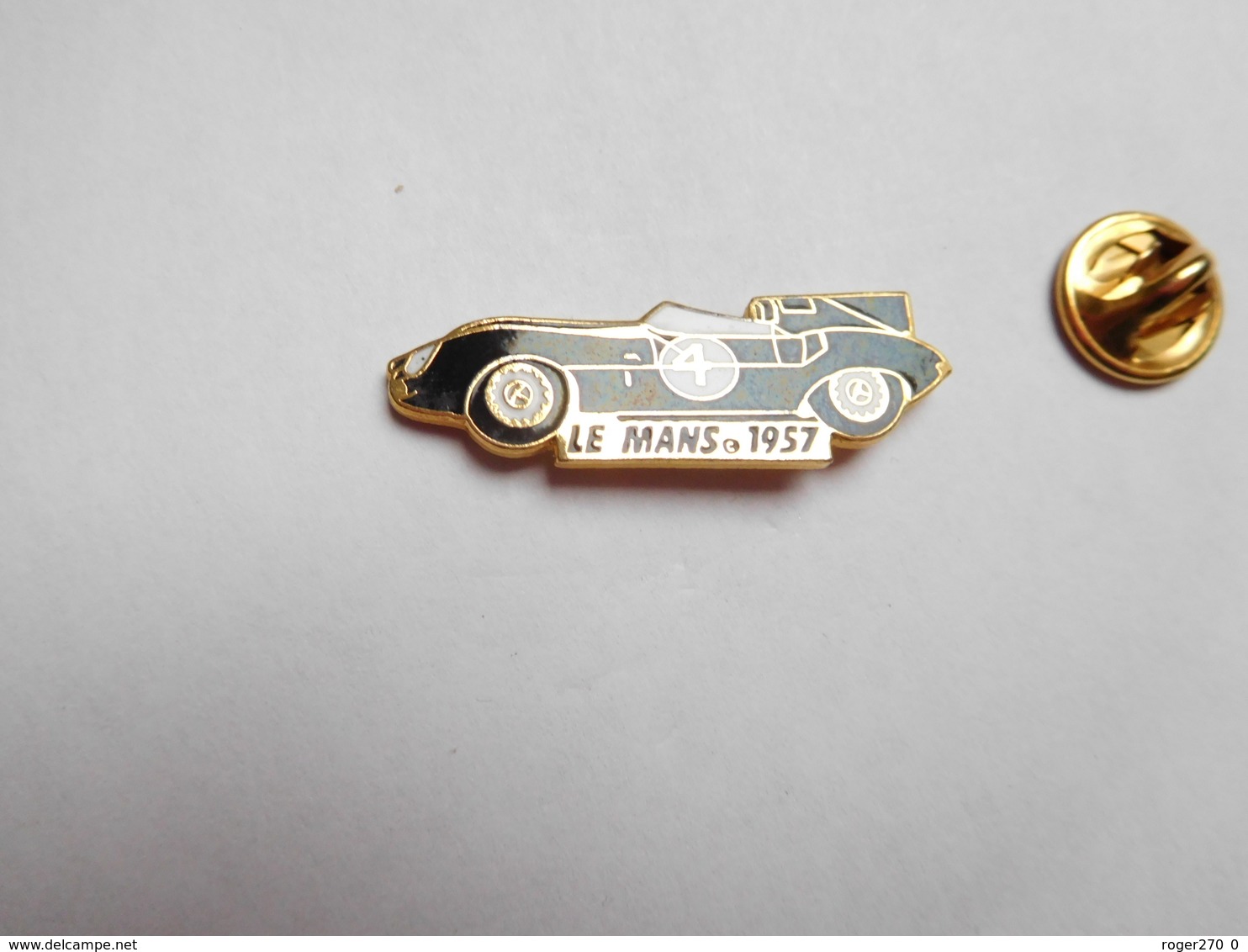 Superbe Pin's En EGF , Auto Jaguar D-Type , Course 24 Heures Du Mans 1957 , Le Mans , Sarthe - Jaguar