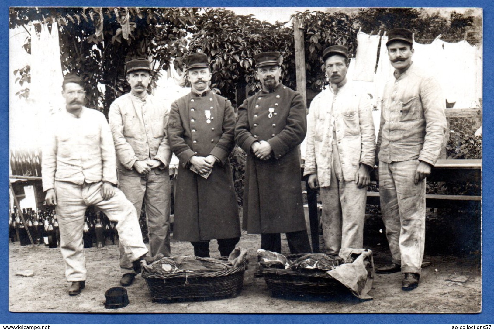 Carte Photo - Groupe De Soldats Français  -  Ravitaillement - Guerre 1914-18