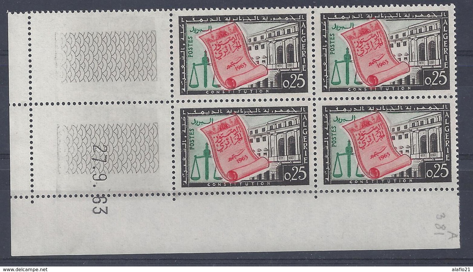 ALGERIE - N° 381 - CONSTITUTION - Bloc De 4 COIN DATE - NEUF SANS CHARNIERE - Unused Stamps