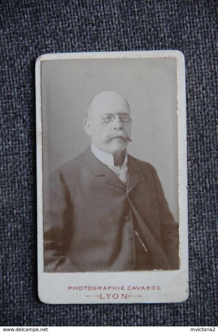 LYON - Photographie CAVAROC , Rue Victor HUGO : Portrait D'Homme. - Personnes Anonymes